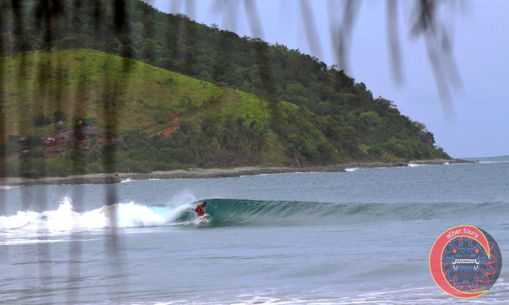 Surf Left Wave in Barra de Potosí