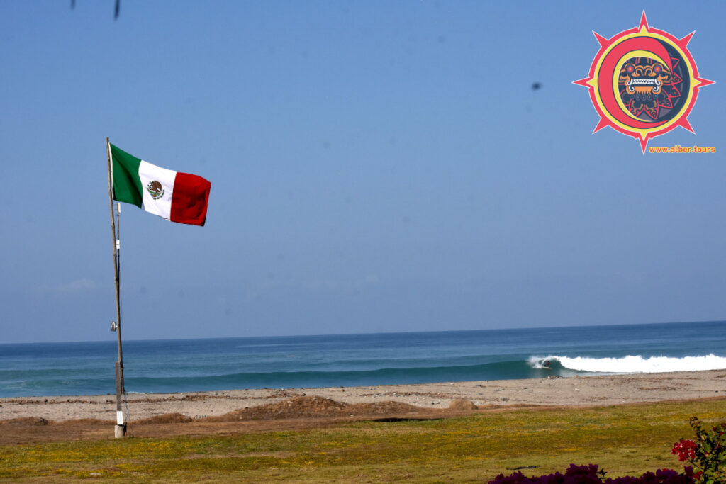 Surfing La Ticla Michoacán