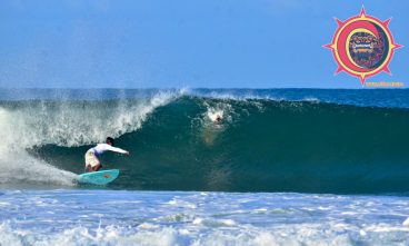 Surfing Playa Linda Ixtapa
