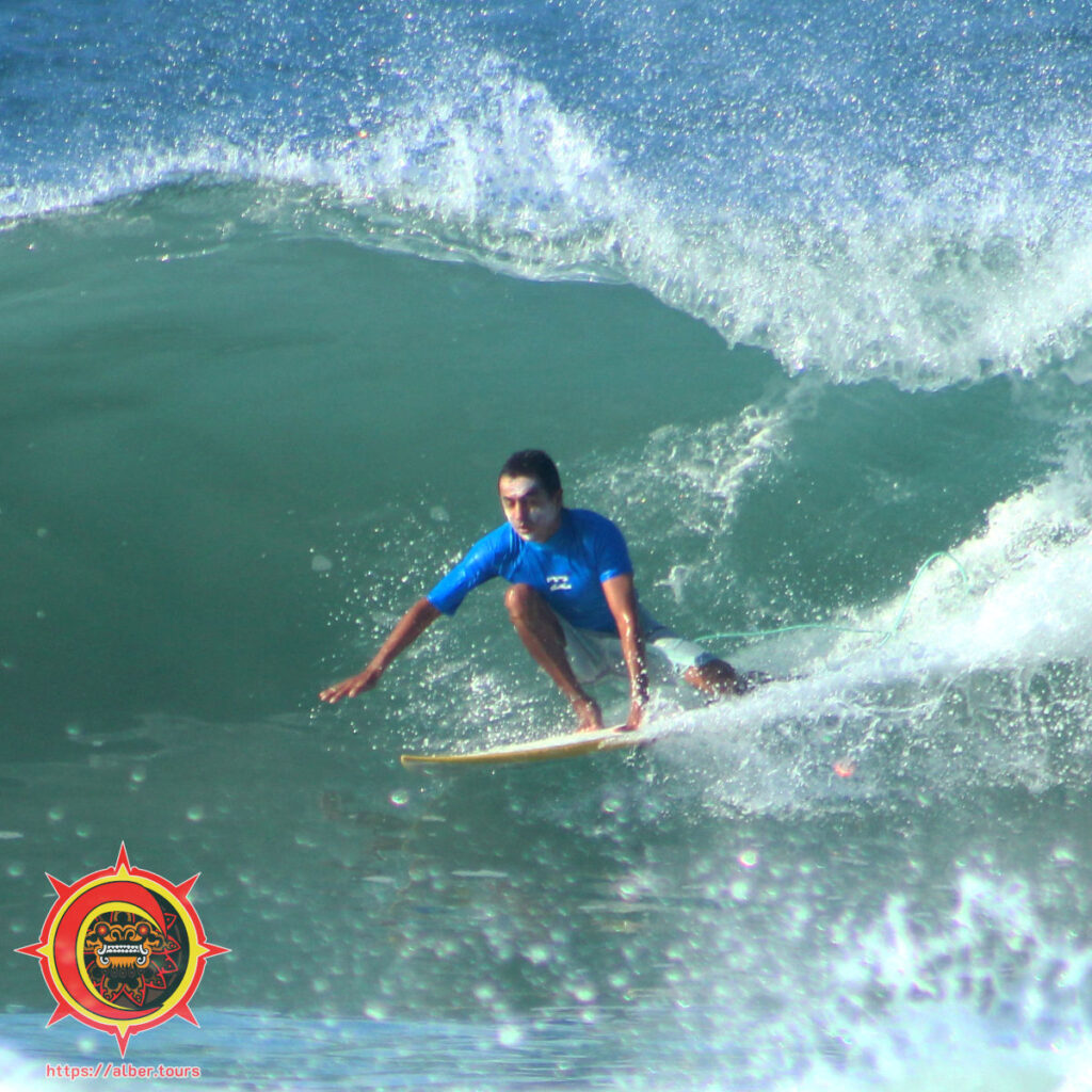 Surfing Escolleras Ixtapa