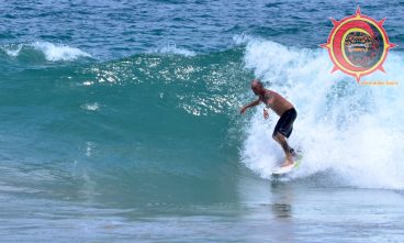 Surfing Escolleras Ixtapa