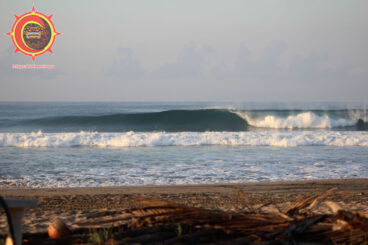 Surfing Troncones Beachbreak